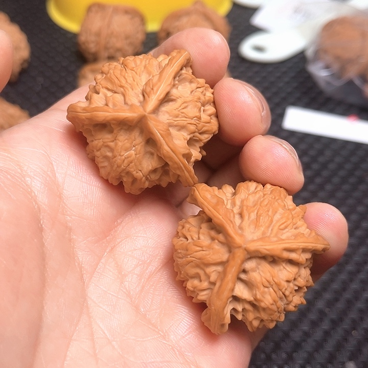 桃核把件38三棱核桃