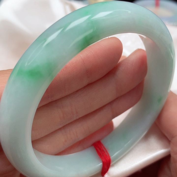 翡翠手镯未镶嵌绿底飘花26号