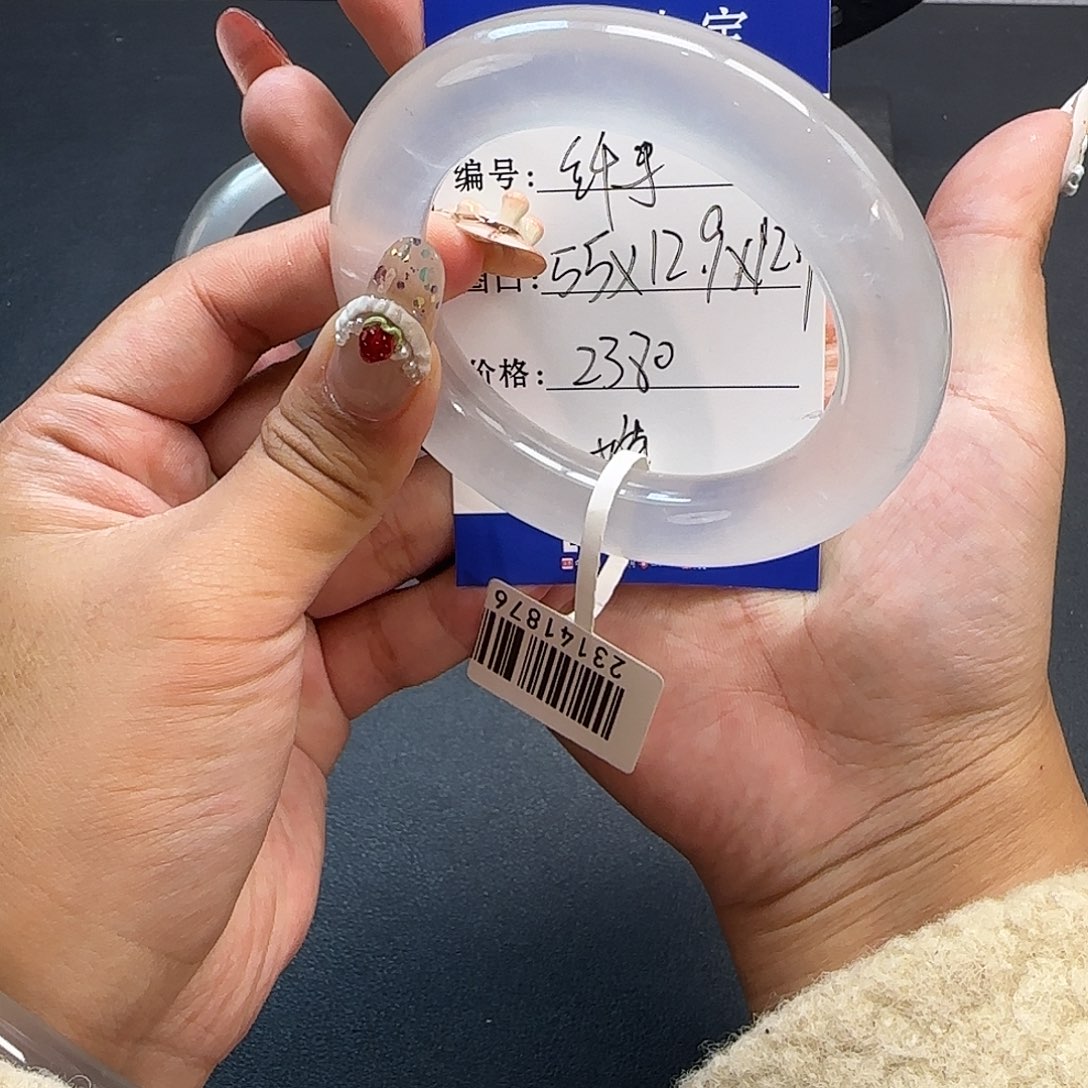 纤***寻石英质玉未镶嵌手镯
