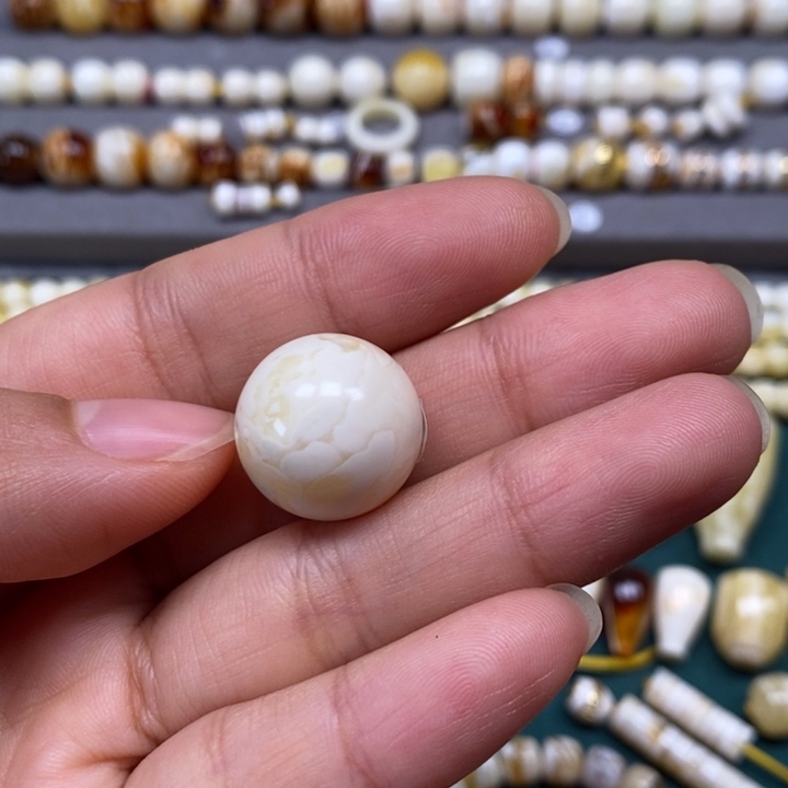 文***鱼琥珀未镶嵌裸石圆珠