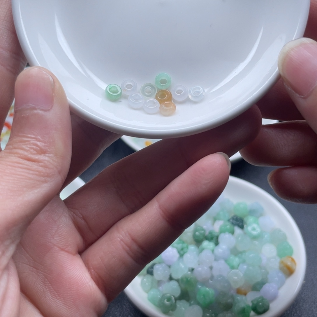 翡翠散珠翡翠大孔算盘珠卡5+。 10颗