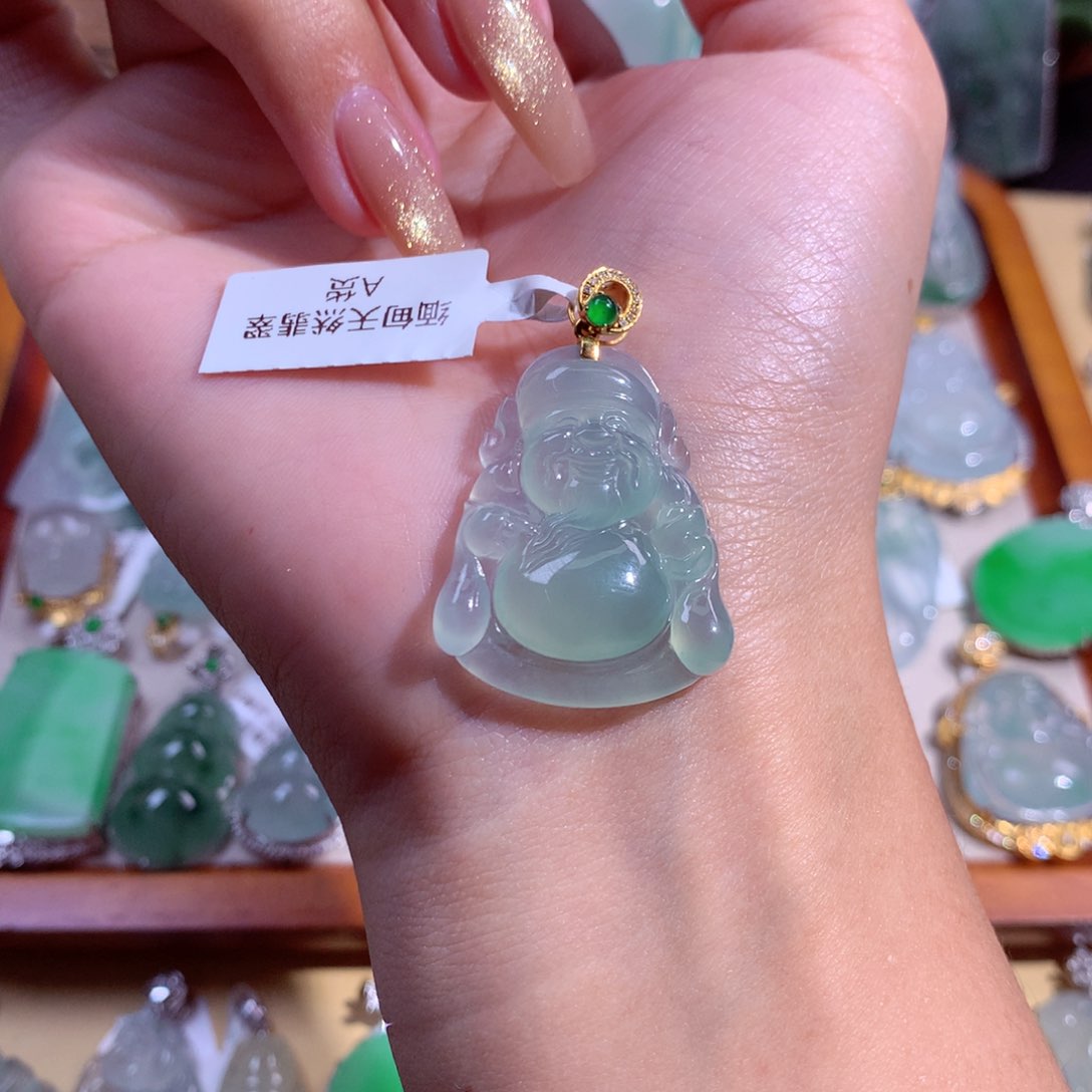 翡翠吊坠(不含链)18K金镶嵌狗***。