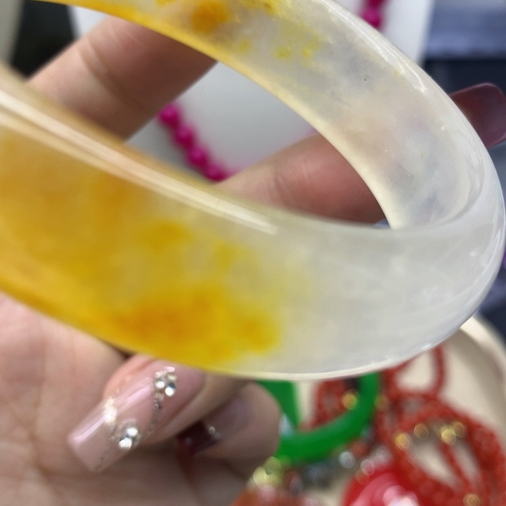 翡翠颈饰未镶嵌手镯