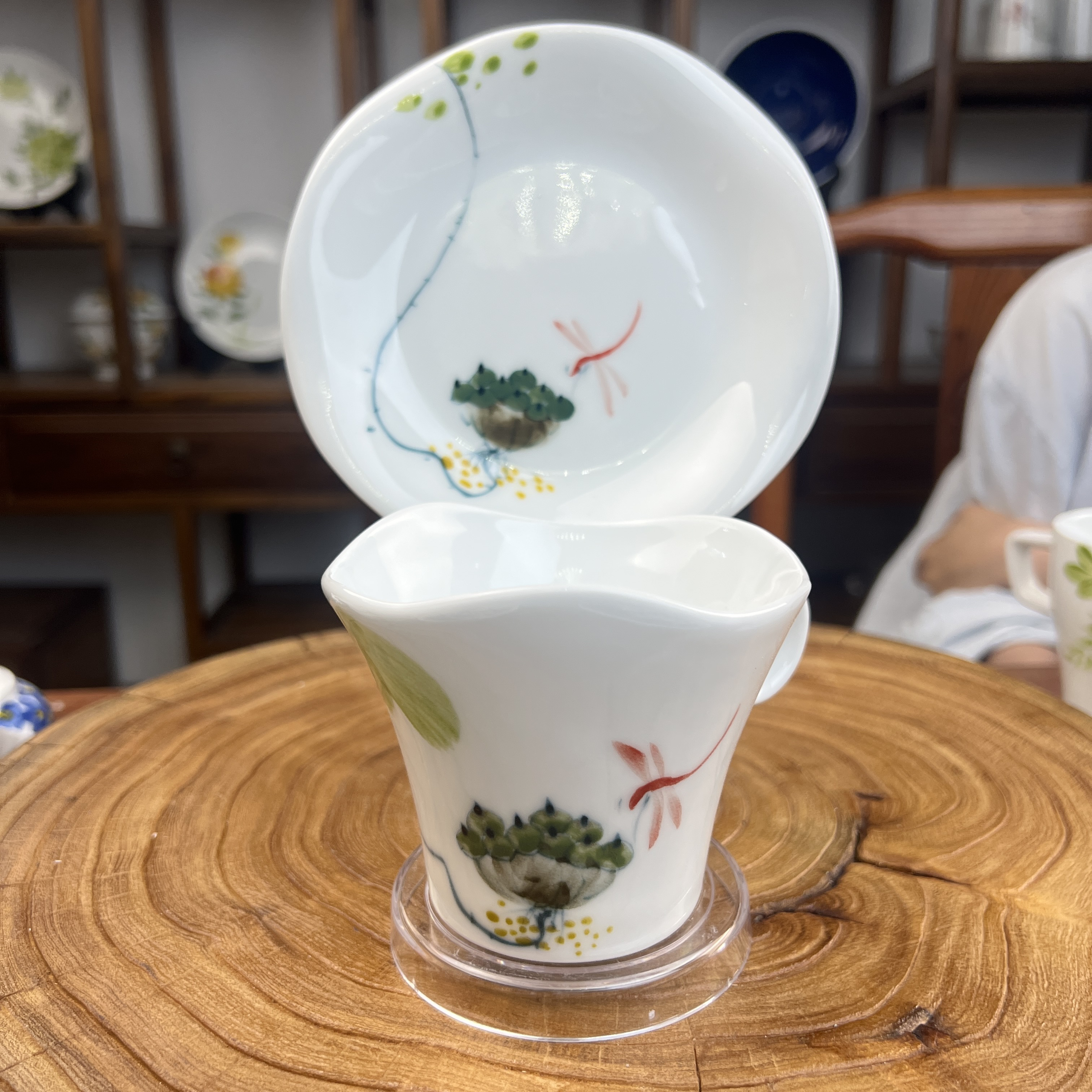 国韵瓷坊-手绘蜻蜓莲蓬异型咖啡杯