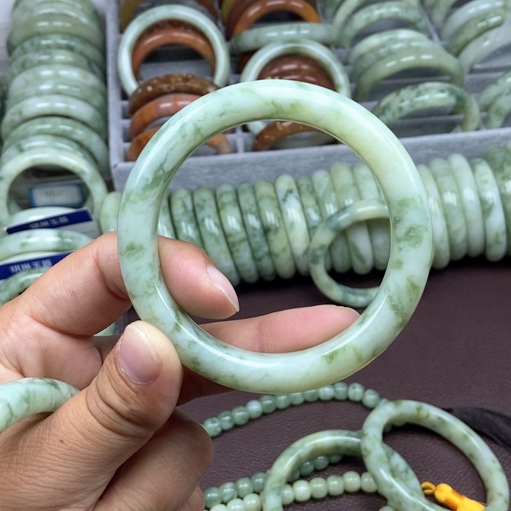 蛇纹石玉手镯未镶嵌