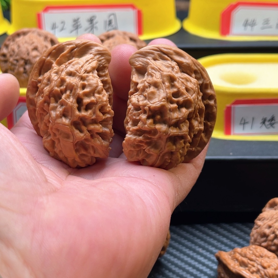 文玩核桃吊坠45座山雕