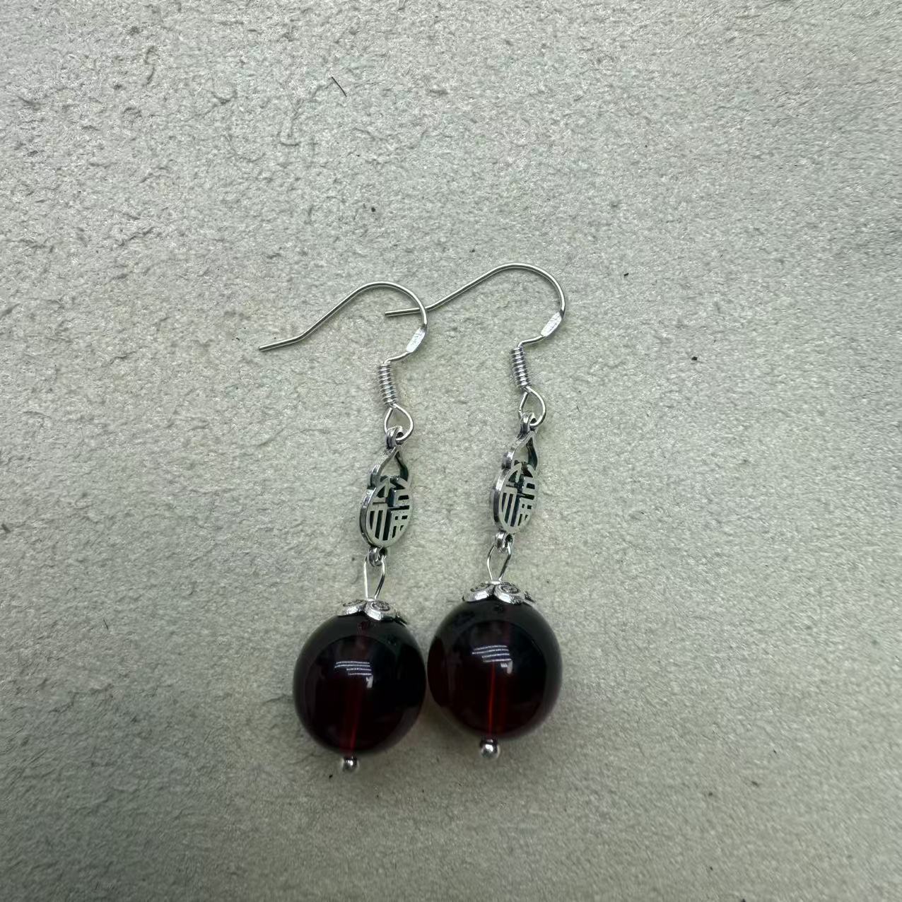 时尚百搭血珀耳饰E17