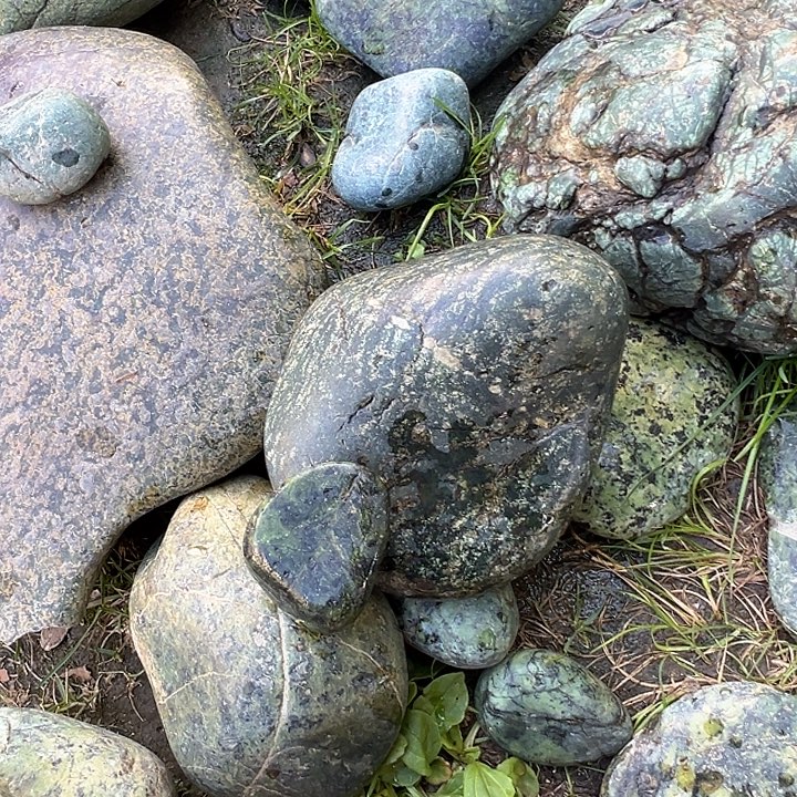 一***休东陵石手镯合金藏玉