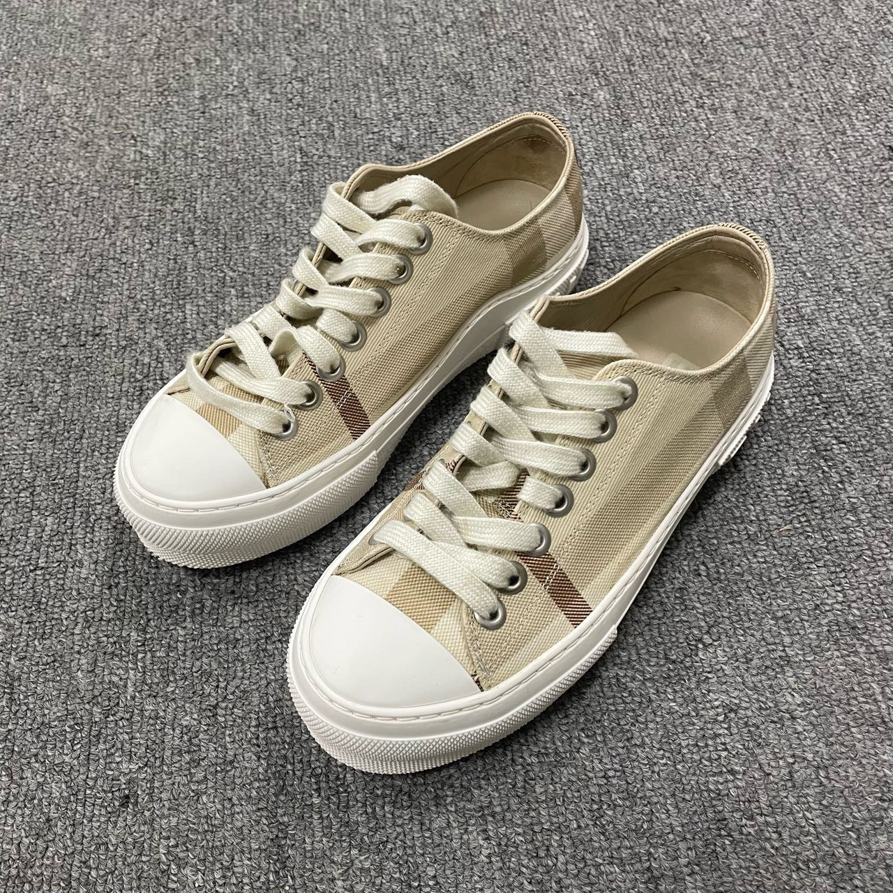 99新 BURBERRY/博柏利 低帮系带时尚板鞋  36码/5544