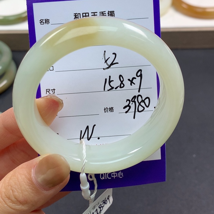 和田玉手镯未镶嵌简*点