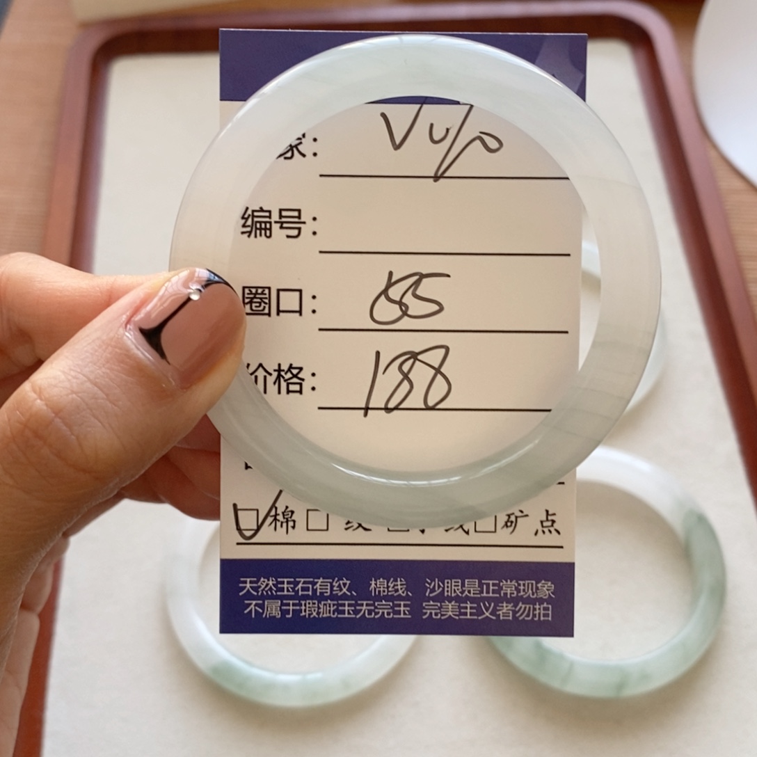 怎***过石英质玉未镶嵌手镯