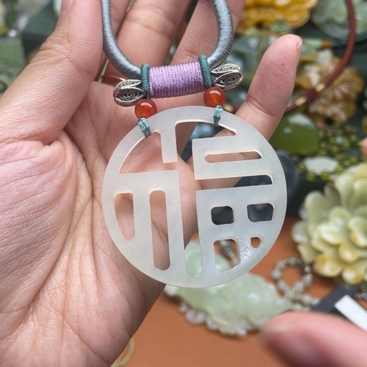 蛇纹石玉吊坠合金