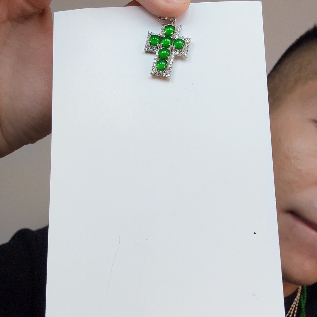 翡翠未镶嵌颈饰一件