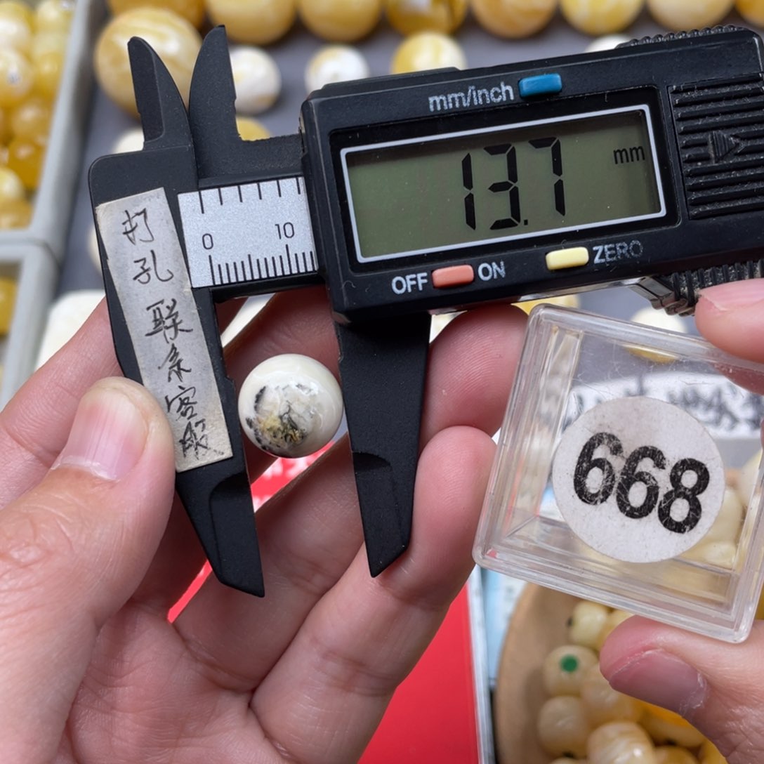 蜜蜡珠宝奇石未镶嵌