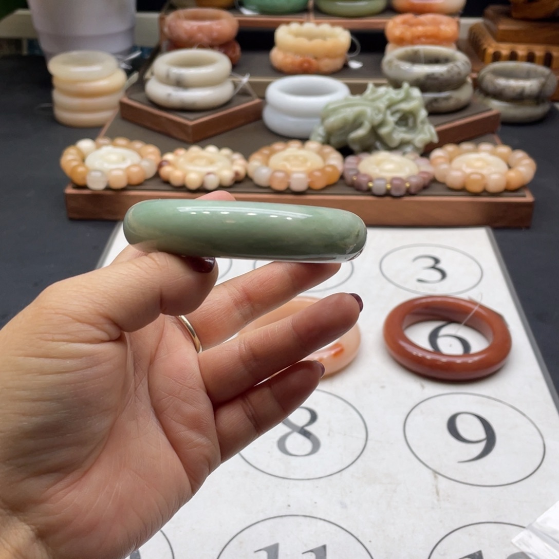 布***丁石英岩玉未镶嵌手镯