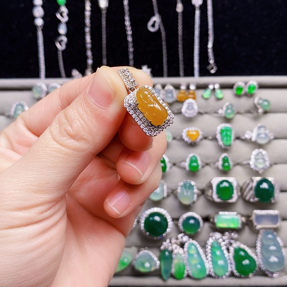 翡翠银S925镶嵌颈饰貔貅