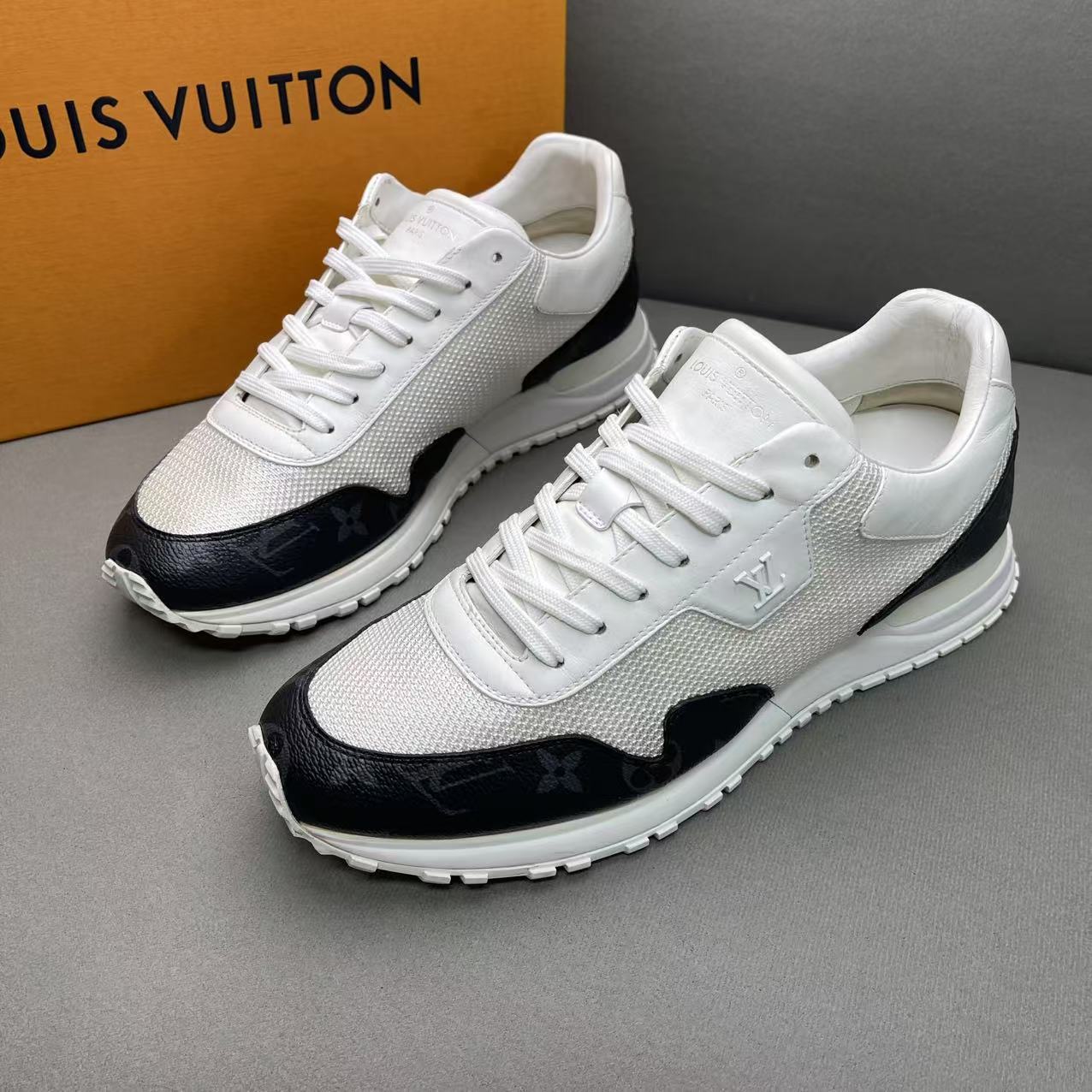 95新 LouisVuitton/路易威登 黑白老花编织网面时尚运动鞋 40.5码