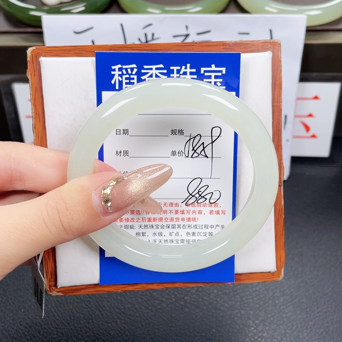 和田玉手镯未镶嵌