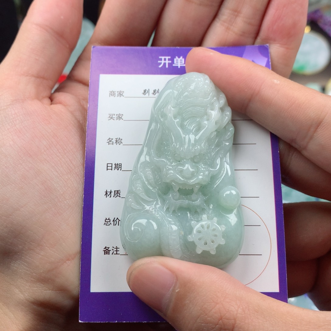 翡翠颈饰未镶嵌龙牌