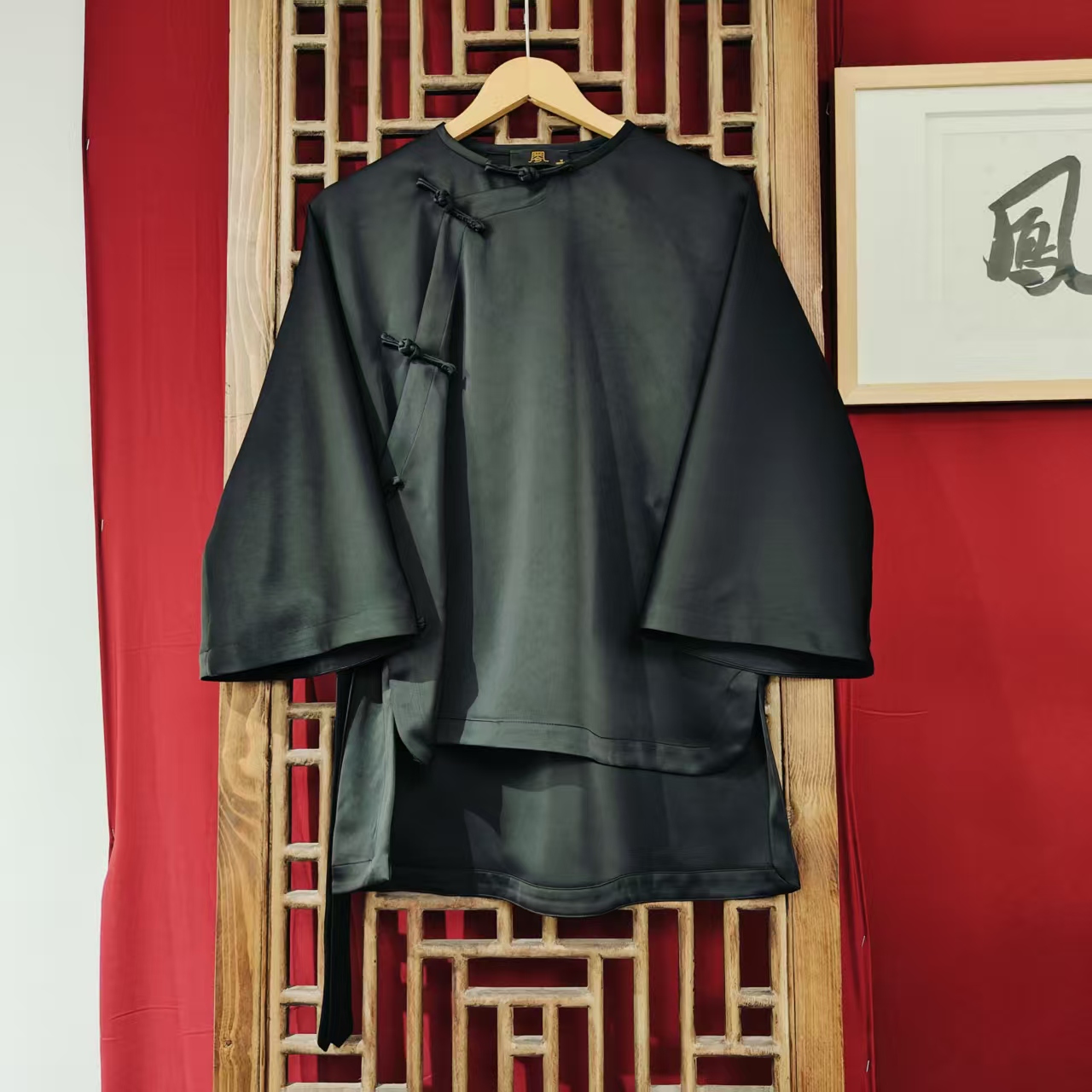 滑（ SY5236）凤徕兮私人定制黑色光板底斜襟系带盘扣前短后长上衣