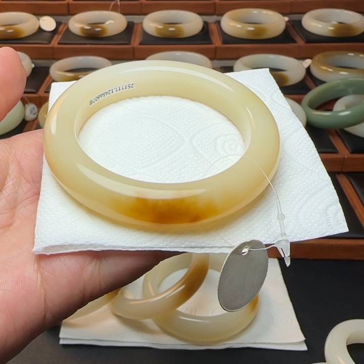 和田玉未镶嵌手镯