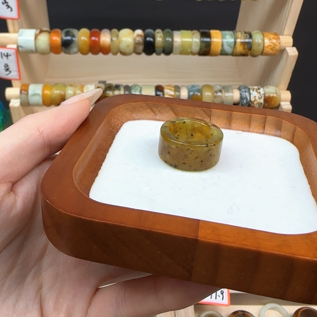 蛇纹石玉岫玉内径16.6合金小*人