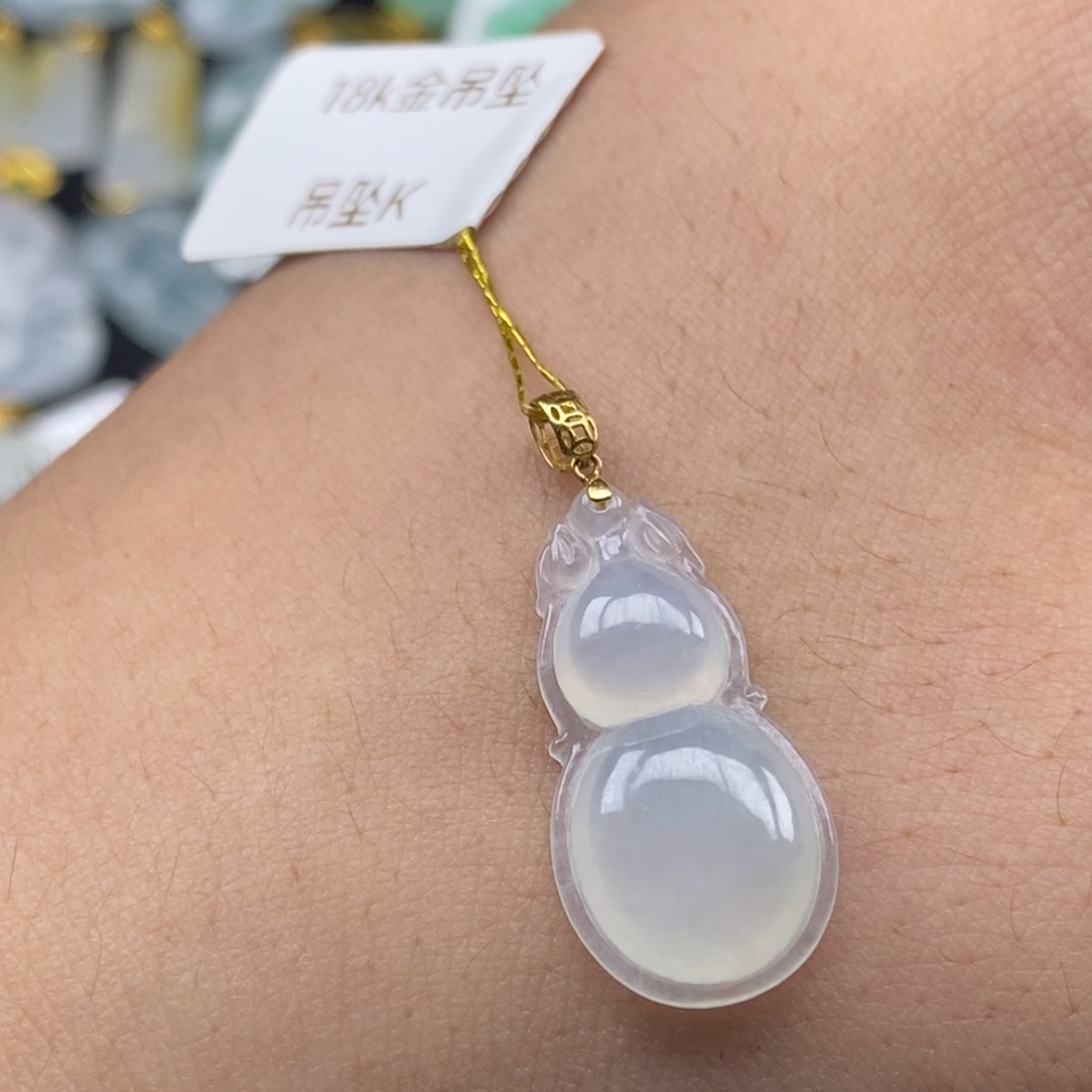 翡翠18K金镶嵌颈饰葫芦