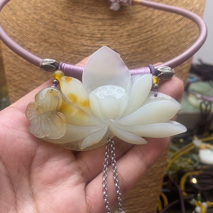 蛇纹石玉吊坠合金