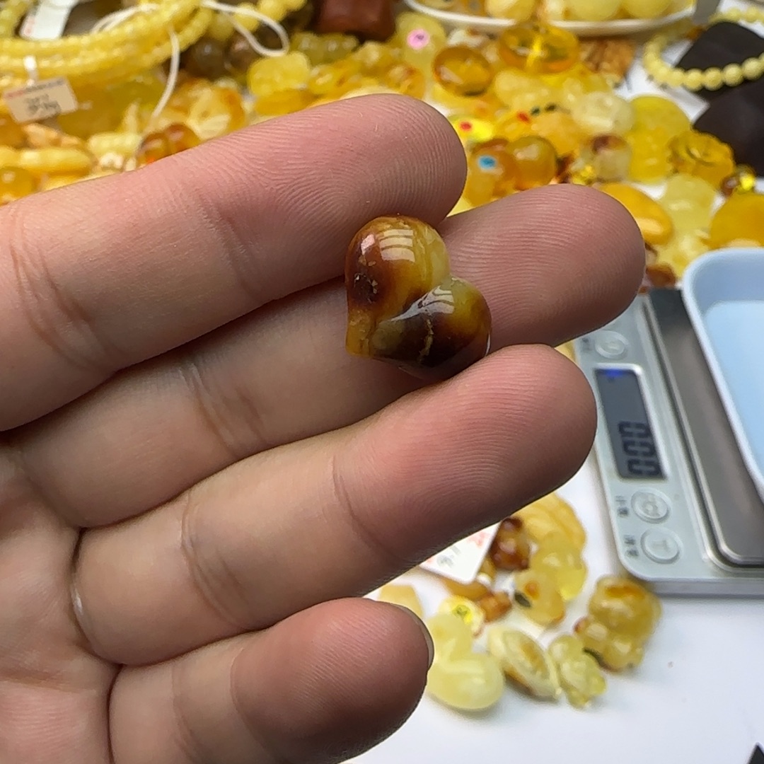琥珀未镶嵌裸石1.38克微瑕