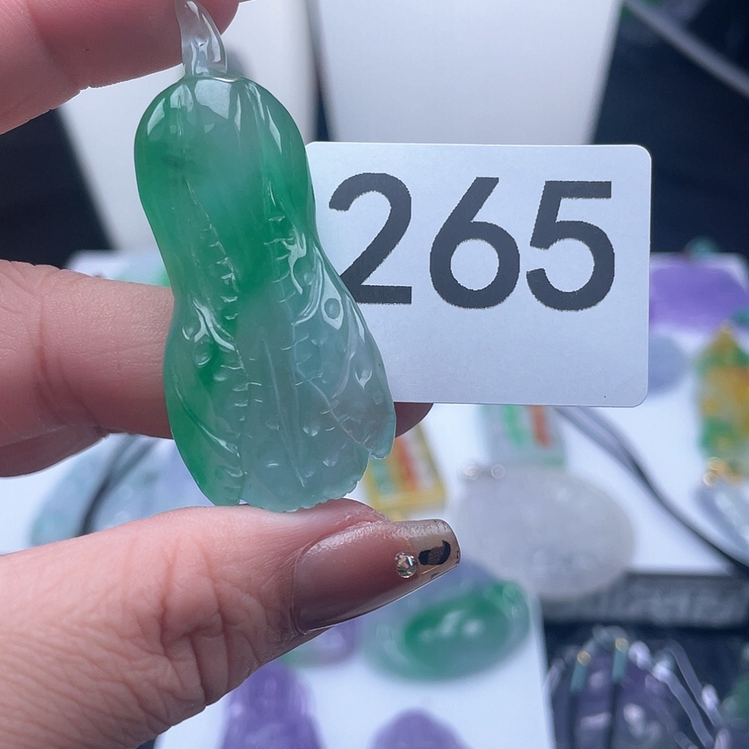 翡翠吊坠(赠链)未镶嵌