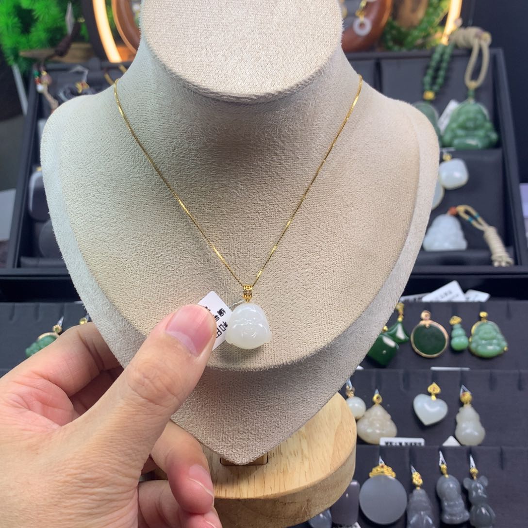 和田玉吊坠18K金镶嵌