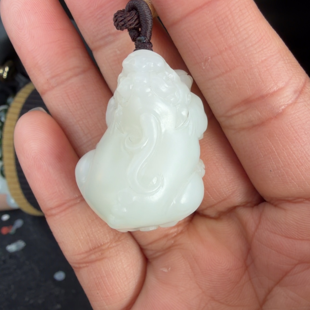 红***茶和田玉未镶嵌颈饰