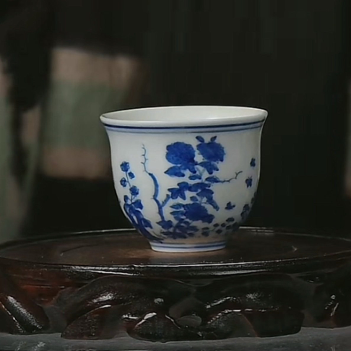 Y青花花卉诗题纹杯