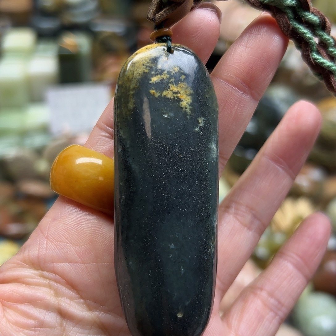 岫岩河磨玉（透闪石质玉）未镶嵌颈饰河磨玉手玩