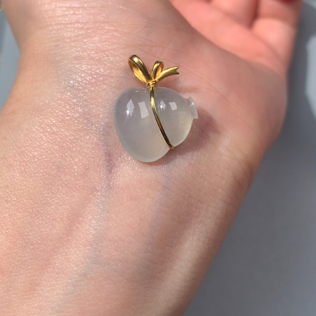 翡翠18K金镶嵌颈饰葫芦