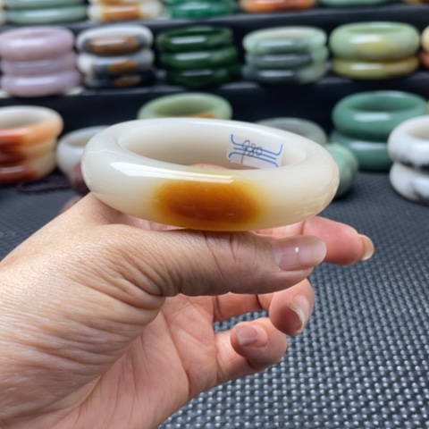 石英岩玉未镶嵌手镯