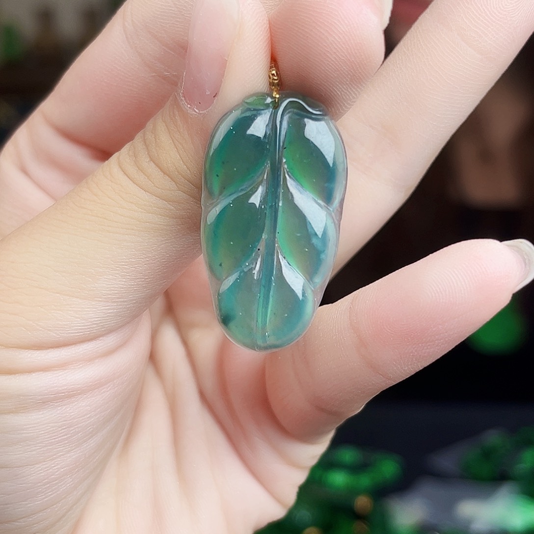 颈饰18K金镶嵌翡翠多样性