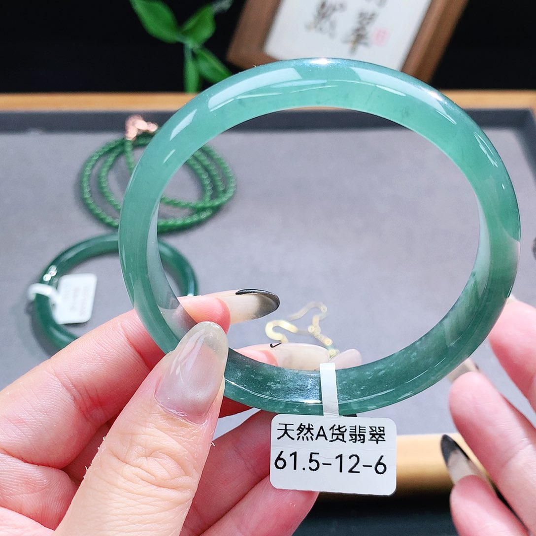翡翠手镯（圆镯）未镶嵌