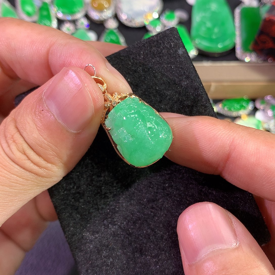 翡翠吊坠(赠链)18K金镶嵌