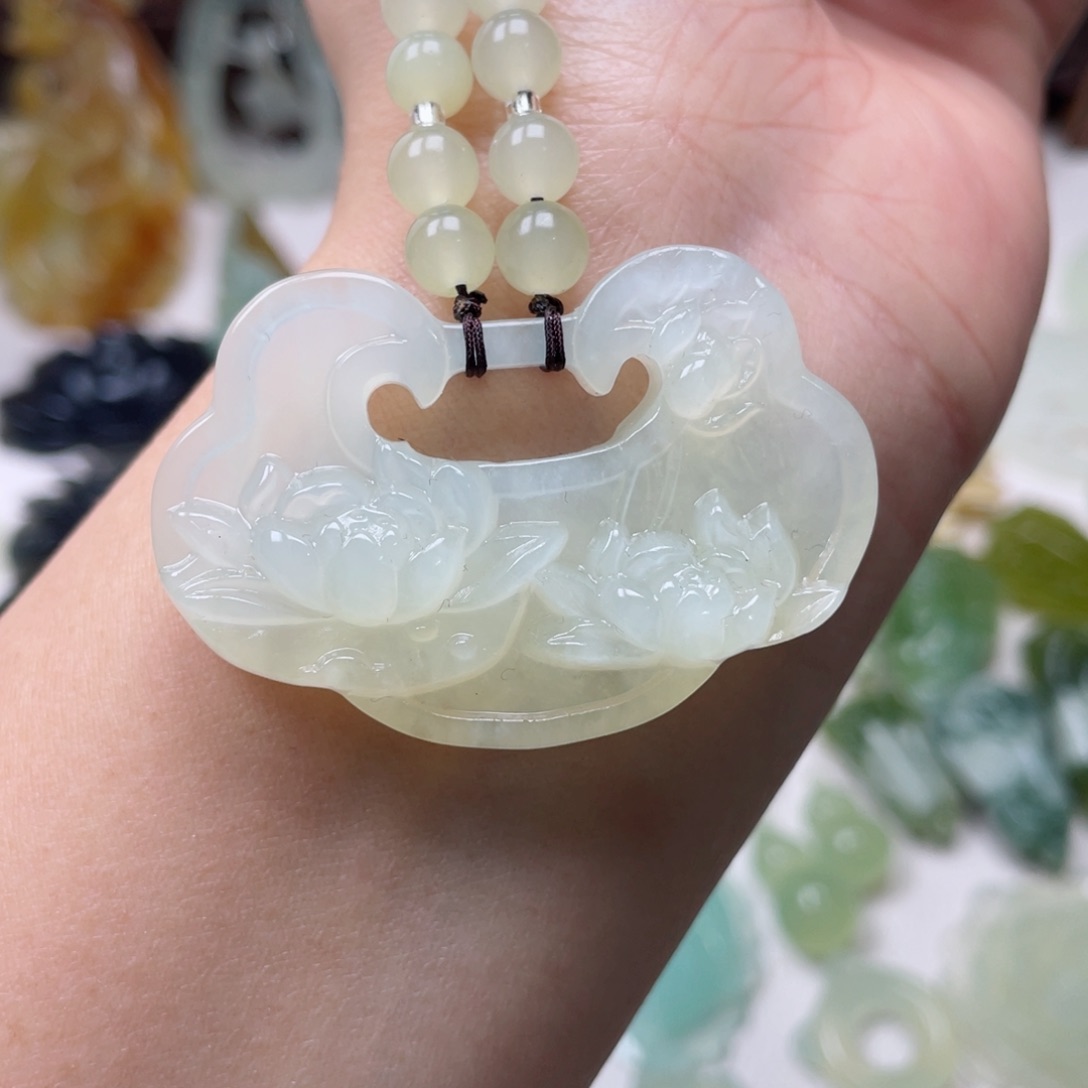 蛇纹石玉颈饰未镶嵌