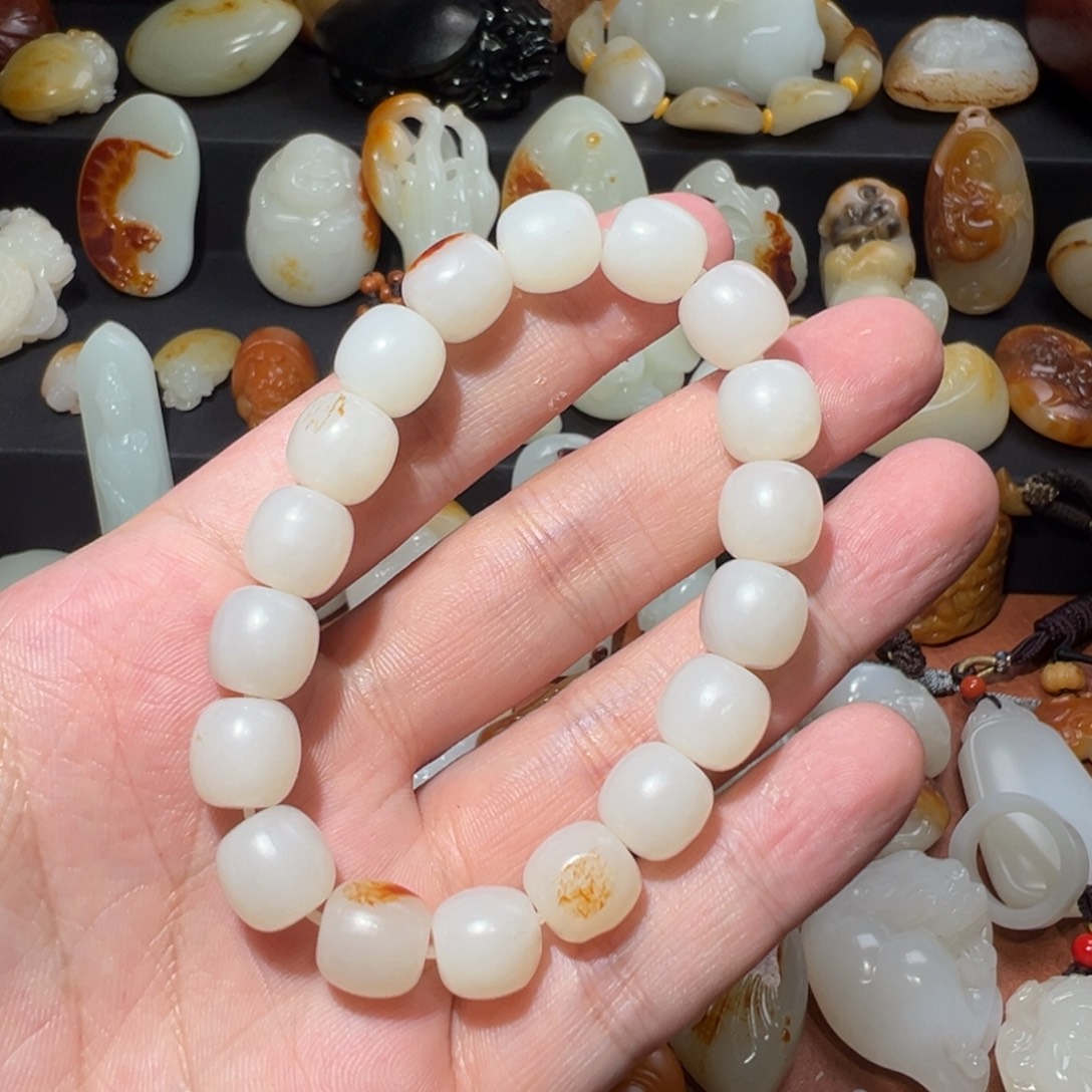 祥***花和田玉未镶嵌颈饰