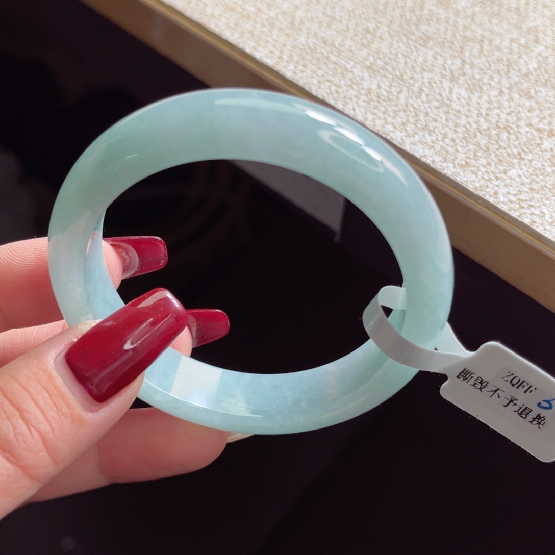 翡翠手镯未镶嵌手镯