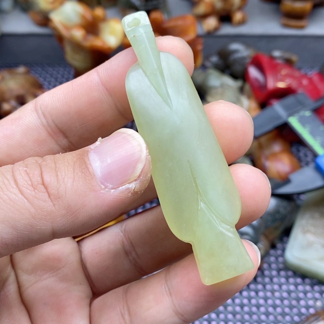 蛇纹石玉未镶嵌颈饰