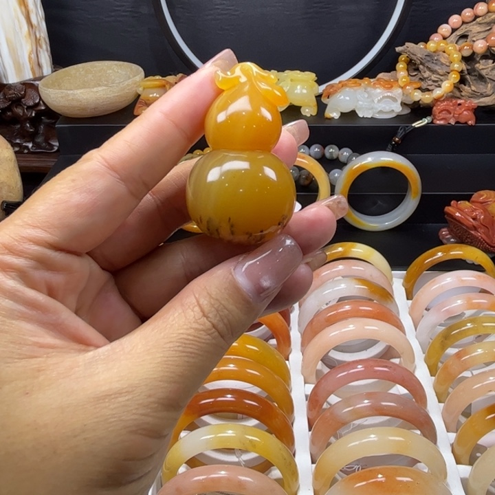 石英质玉（黄龙玉）未镶嵌颈饰