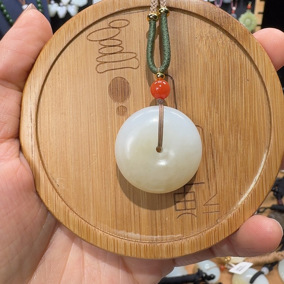 巴***巴和田玉未镶嵌手镯