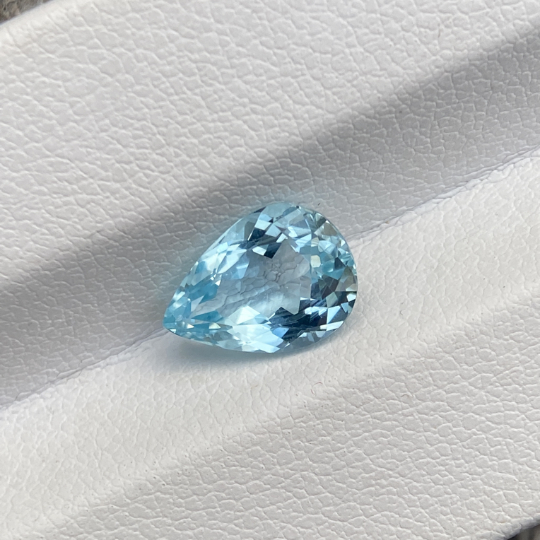 自然光天然海蓝宝水滴