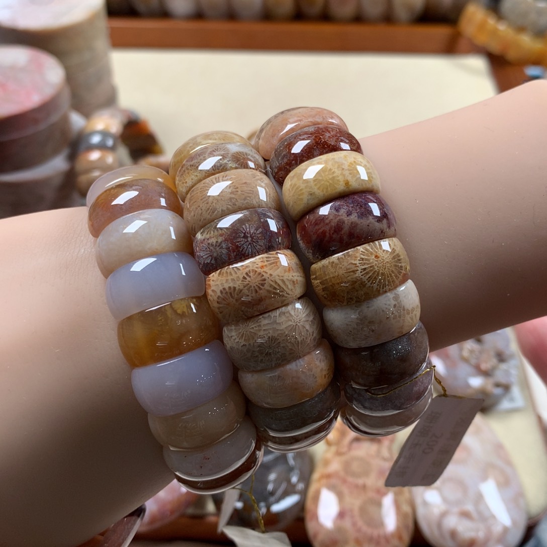 硅化珊瑚（珊瑚玉）月牙手排。200/个。可挑。未镶嵌