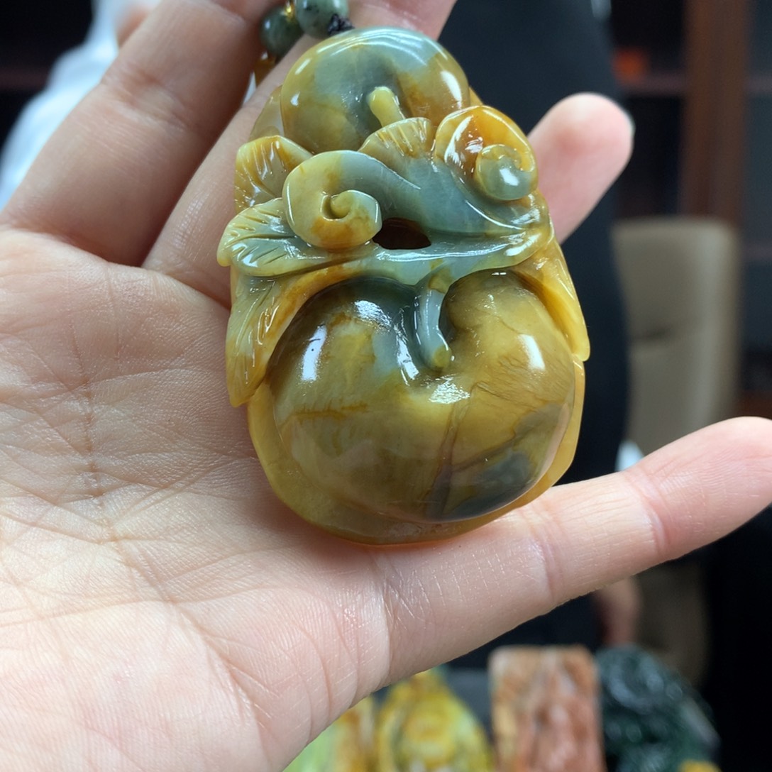 蛇纹石玉未镶嵌颈饰