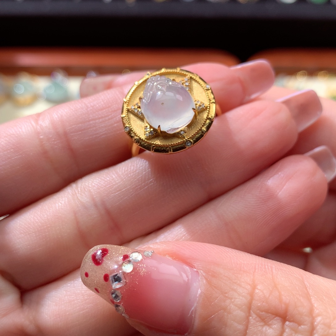 翡翠颈饰18K金镶嵌离*?翡翠