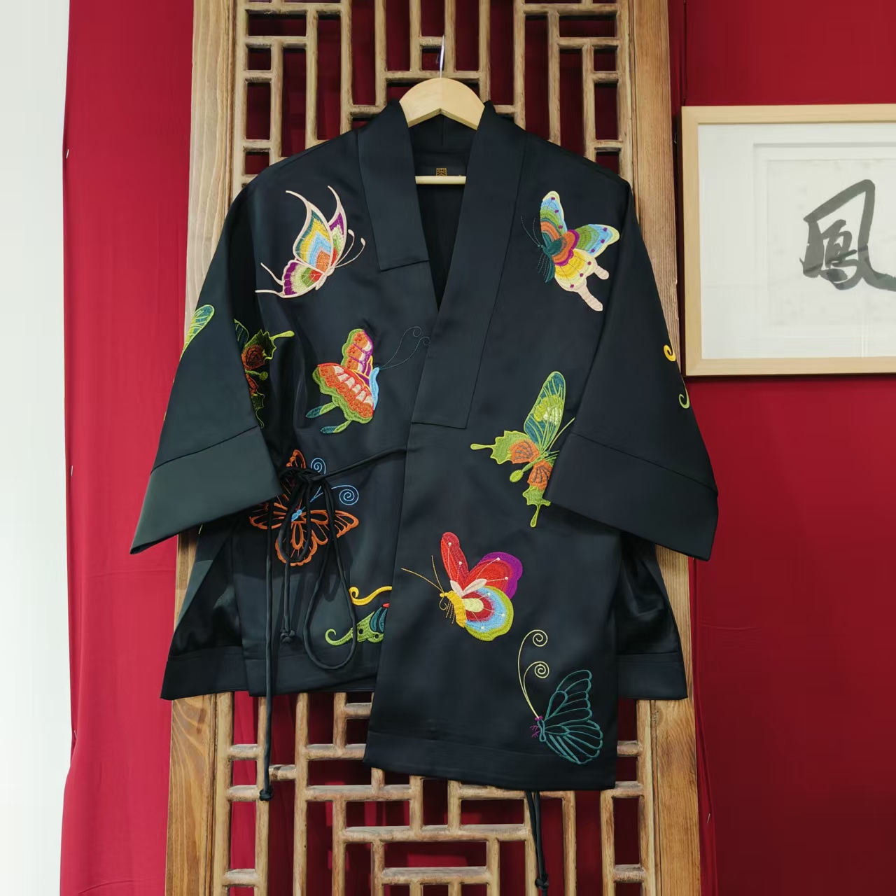（LS256-4）凤徕兮私人定制黑色光板底彩蝴蝶刺绣斜襟系绳上衣 